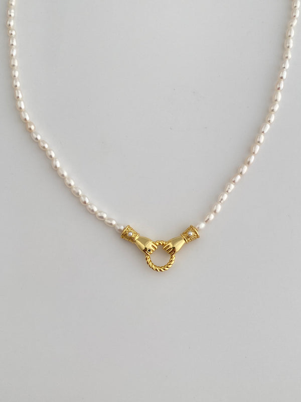 HAND IN HAND NECKLACE